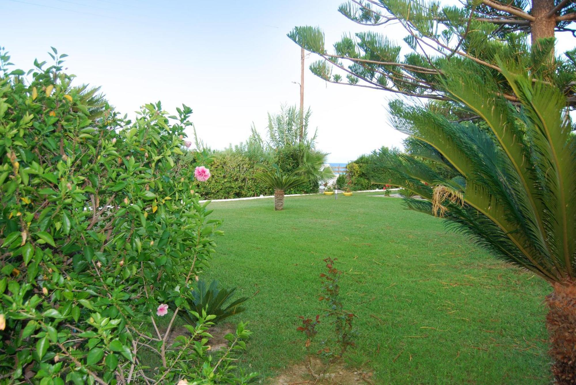 Villa Akrata Exteriör bild